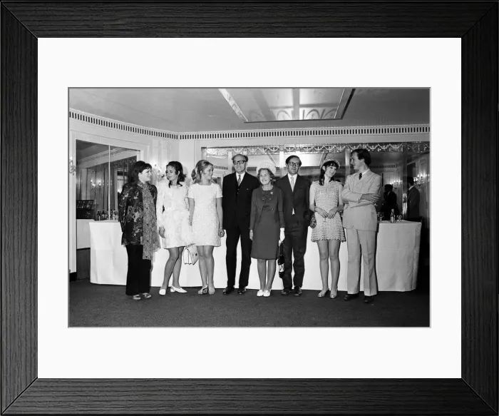 Framed Print : The Earl and Countess of Longford with six of their children Framed Print : The Earl and Countess of Longford with six of their children