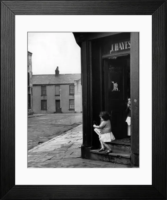 Framed Print : Street scene in Butetown, Cardiff. 12th February 1960 Framed Print : Street scene in Butetown, Cardiff. 12th February 1960