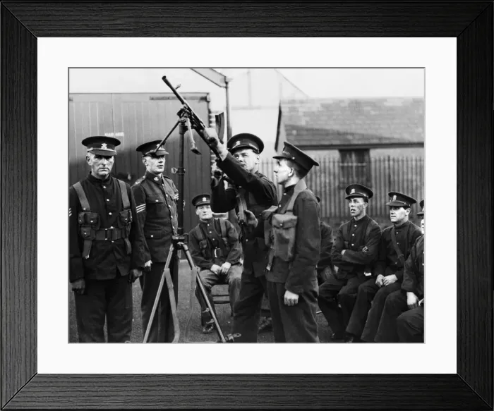 Framed Print : Territorial recruits receiving instructions on the new Bren-Gun at the Drill Hall Merthyr Framed Print : Territorial recruits receiving instructions on the new Bren-Gun at the Drill Hall Merthyr