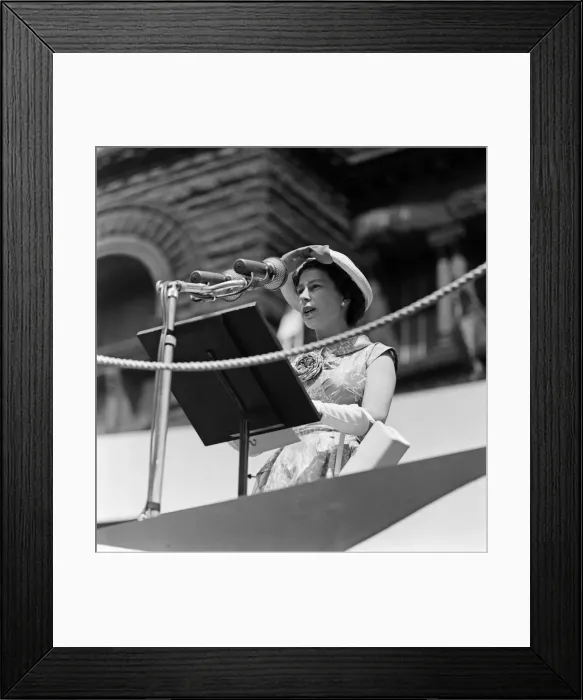 Framed Print : Her Majesty Queen Elizabeth II speaking, pictured during the Royal tour of Canada Framed Print : Her Majesty Queen Elizabeth II speaking, pictured during the Royal tour of Canada