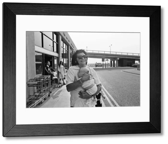 Framed Print : Singer Roy Orbison, pictured at Manchester Ringway Airport in 1975 Framed Print : Singer Roy Orbison, pictured at Manchester Ringway Airport in 1975