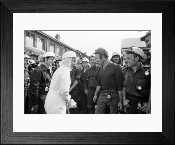 Framed Print : Queen Elizabeth visits visiting Silverwood Colliery, near Rotherham, South Yorkshire Framed Print : Queen Elizabeth visits visiting Silverwood Colliery, near Rotherham, South Yorkshire