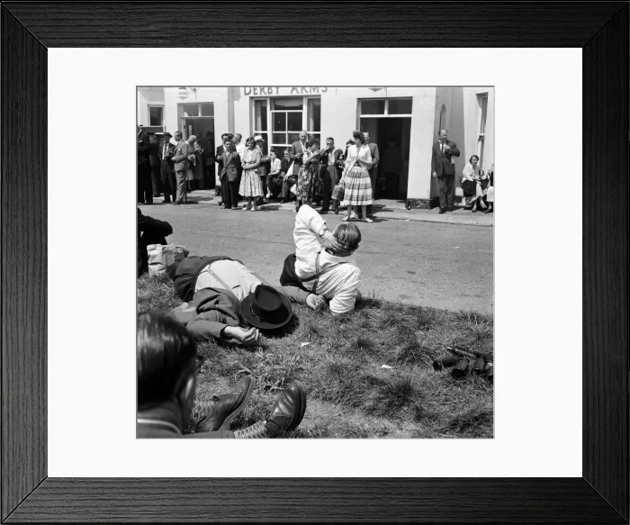 Framed Print : A scene outside the Derby Arms, Derby Day at Epsom. 3rd June 1959 Framed Print : A scene outside the Derby Arms, Derby Day at Epsom. 3rd June 1959