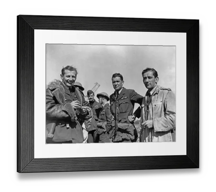 Framed Print : Cam Malfroy (left) former New Zealand tennis star seen here with his fellow pilots of 501