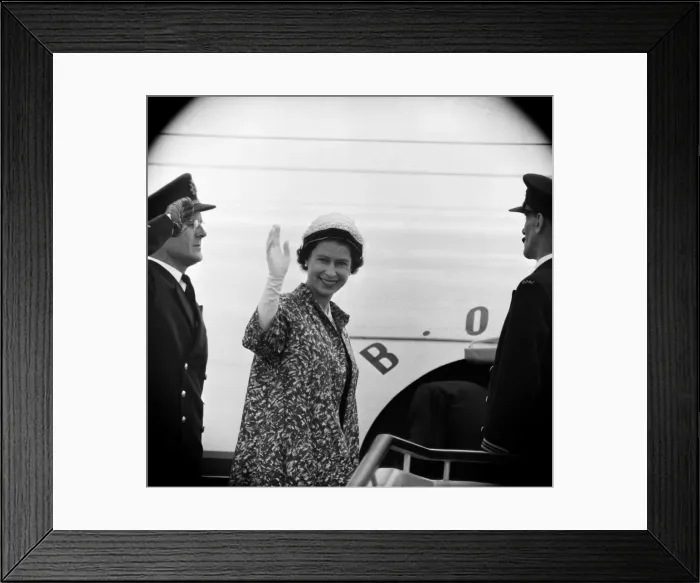 Framed Print : Her Majesty The Queen and The Duke of Edinburgh leave London Airport in a Comet IV for Framed Print : Her Majesty The Queen and The Duke of Edinburgh leave London Airport in a Comet IV for