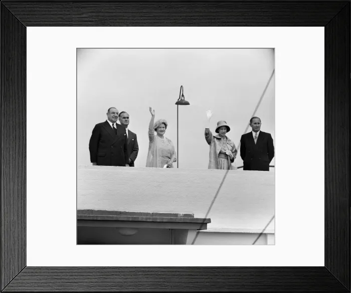 Framed Print : Her Majesty The Queen and The Duke of Edinburgh leave London Airport in a Comet IV for Framed Print : Her Majesty The Queen and The Duke of Edinburgh leave London Airport in a Comet IV for