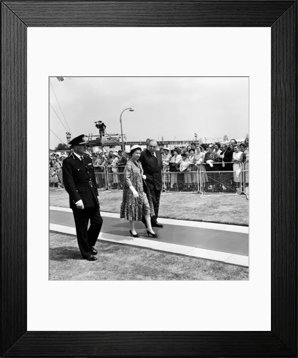 Framed Print : Her Majesty The Queen and The Duke of Edinburgh leave London Airport in a Comet IV for Framed Print : Her Majesty The Queen and The Duke of Edinburgh leave London Airport in a Comet IV for