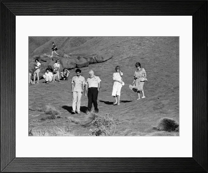 Framed Print : Diana, Princess of Wales and Charles, Prince of Wales visit Ayers Rock, Australia Framed Print : Diana, Princess of Wales and Charles, Prince of Wales visit Ayers Rock, Australia