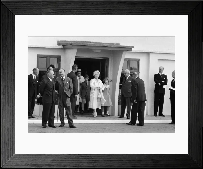 Framed Print : Queen Elizabeth II and Prince Philip, Duke of Edinburgh return to England at the end of Framed Print : Queen Elizabeth II and Prince Philip, Duke of Edinburgh return to England at the end of