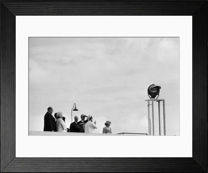 Framed Print : Queen Elizabeth II and Prince Philip, Duke of Edinburgh return to England at the end of Framed Print : Queen Elizabeth II and Prince Philip, Duke of Edinburgh return to England at the end of