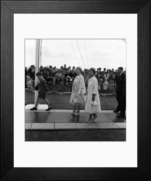 Framed Print : Queen Elizabeth II and Prince Philip, Duke of Edinburgh return to England at the end of Framed Print : Queen Elizabeth II and Prince Philip, Duke of Edinburgh return to England at the end of