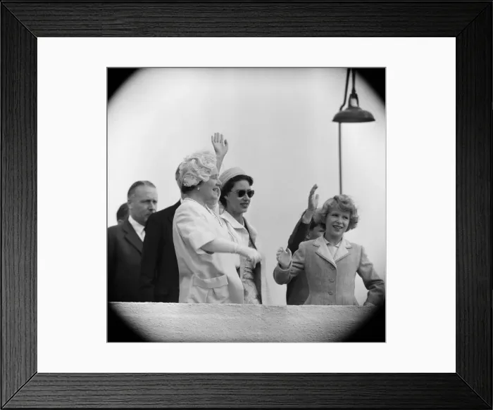 Framed Print : Queen Elizabeth II and Prince Philip, Duke of Edinburgh return to England at the end of Framed Print : Queen Elizabeth II and Prince Philip, Duke of Edinburgh return to England at the end of