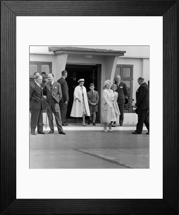 Framed Print : Queen Elizabeth II and Prince Philip, Duke of Edinburgh return to England at the end of Framed Print : Queen Elizabeth II and Prince Philip, Duke of Edinburgh return to England at the end of
