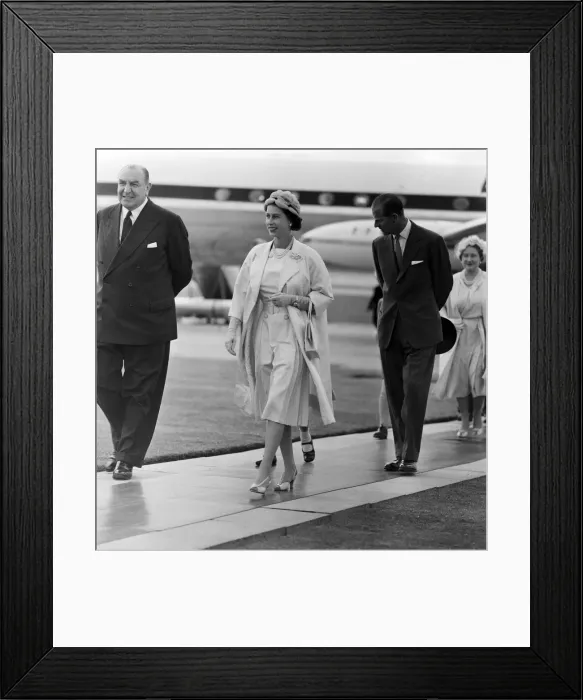 Framed Print : Queen Elizabeth II and Prince Philip, Duke of Edinburgh return to England at the end of Framed Print : Queen Elizabeth II and Prince Philip, Duke of Edinburgh return to England at the end of