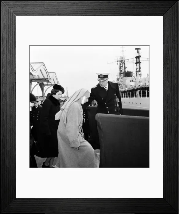 Framed Print : The funeral of Edwina Mountbatten, Countess Mountbatten of Burma aboard HMS Wakeful off Framed Print : The funeral of Edwina Mountbatten, Countess Mountbatten of Burma aboard HMS Wakeful off