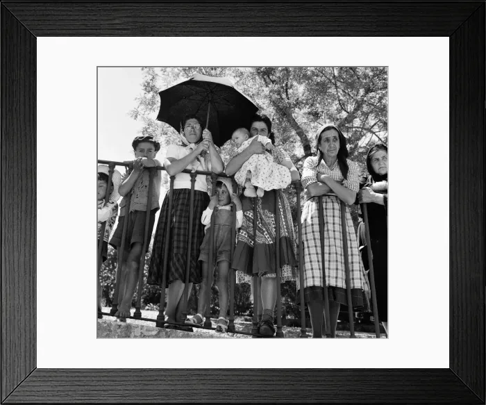 Framed Print : Princess Margaret visits the Duke of Palmelas estate, Portugal Framed Print : Princess Margaret visits the Duke of Palmelas estate, Portugal