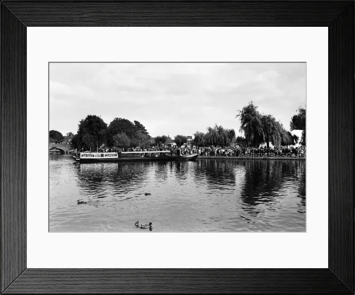 Framed Print : Queen Elizabeth II visits Bancroft Gardens, Stratford-upon-Avon, Warwickshire