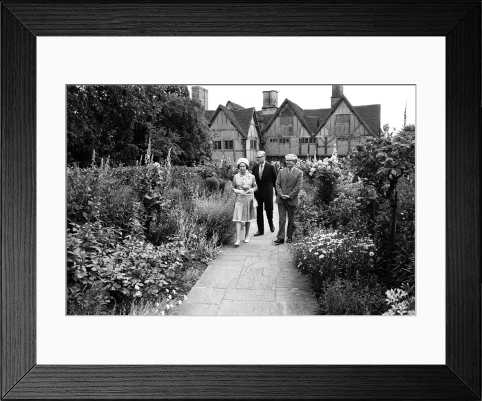Framed Print : Queen Elizabeth II visits Halls Croft, Stratford-upon-Avon, Warwickshire Framed Print : Queen Elizabeth II visits Halls Croft, Stratford-upon-Avon, Warwickshire