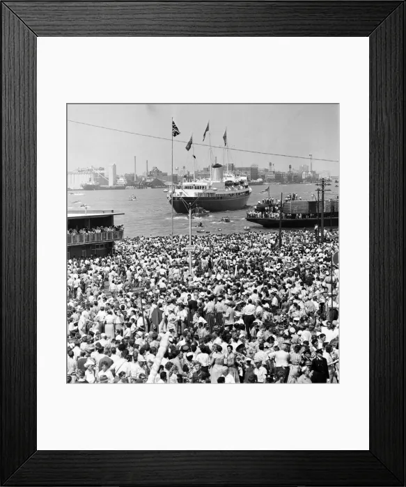 Framed Print : Queen Elizabeth II and Prince Philip, Duke of Edinburgh during the Royal tour of Canada Framed Print : Queen Elizabeth II and Prince Philip, Duke of Edinburgh during the Royal tour of Canada