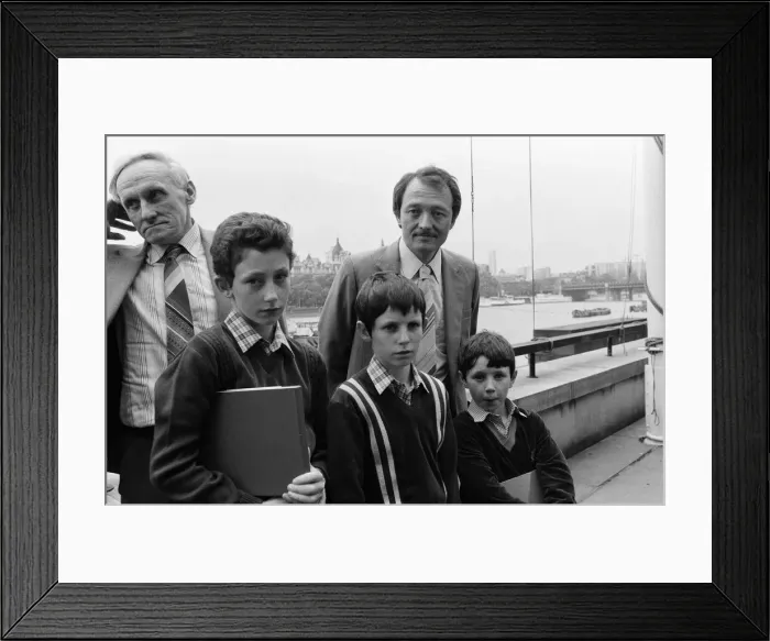 Framed Print : Three motherless boys meet Ken Livingstone. Three young brothers whose mother was killed Framed Print : Three motherless boys meet Ken Livingstone. Three young brothers whose mother was killed