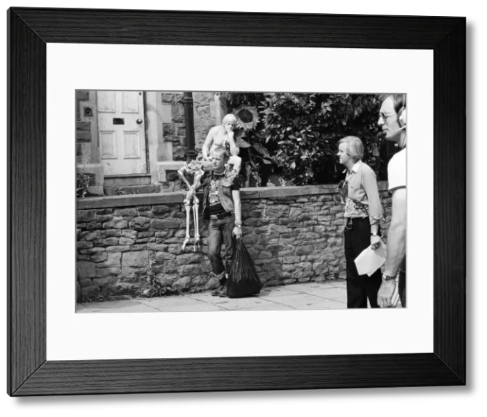 Framed Print : The cast of The Young Ones filming on location at Codrington Road, Bristol Framed Print : The cast of The Young Ones filming on location at Codrington Road, Bristol