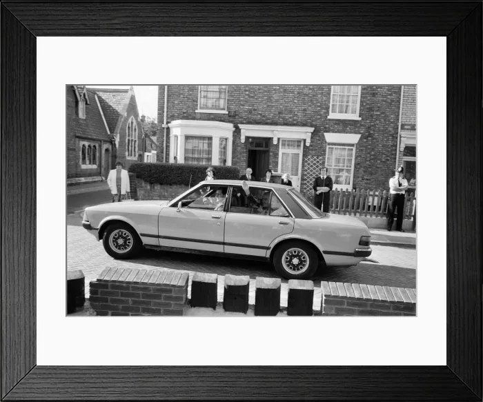 Framed Print : The wedding of Ronnie Cook and 19-year-old Mandy Fraser at Bedford Register Office Framed Print : The wedding of Ronnie Cook and 19-year-old Mandy Fraser at Bedford Register Office