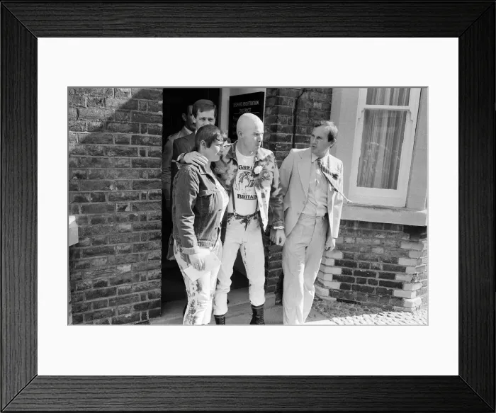 Framed Print : The wedding of Ronnie Cook and 19-year-old Mandy Fraser at Bedford Register Office Framed Print : The wedding of Ronnie Cook and 19-year-old Mandy Fraser at Bedford Register Office
