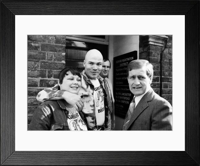 Framed Print : The wedding of Ronnie Cook and 19-year-old Mandy Fraser at Bedford Register Office Framed Print : The wedding of Ronnie Cook and 19-year-old Mandy Fraser at Bedford Register Office