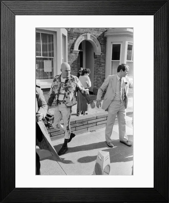 Framed Print : The wedding of Ronnie Cook and 19-year-old Mandy Fraser at Bedford Register Office