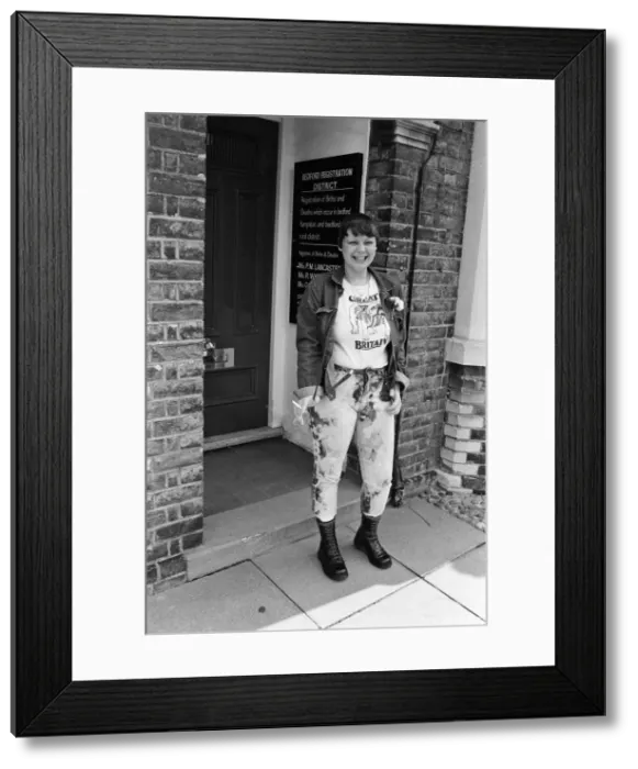 Framed Print : The wedding of Ronnie Cook and 19-year-old Mandy Fraser at Bedford Register Office Framed Print : The wedding of Ronnie Cook and 19-year-old Mandy Fraser at Bedford Register Office
