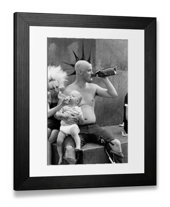 Framed Print : Punk rocker Jock and his young son William enjoying the warm weather in Trafalgar Square