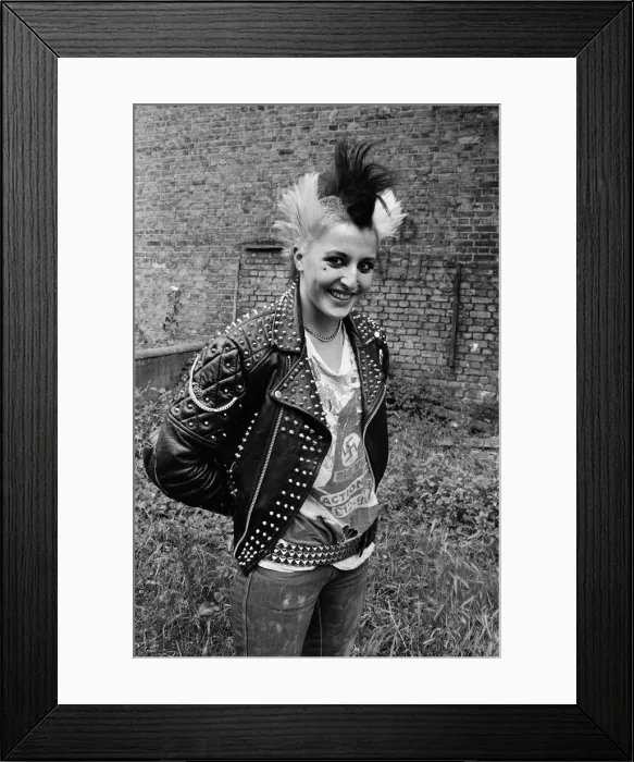 Framed Print : 17-year-old punk Saroj Nelson at home in North London. 19th July 1981 Framed Print : 17-year-old punk Saroj Nelson at home in North London. 19th July 1981