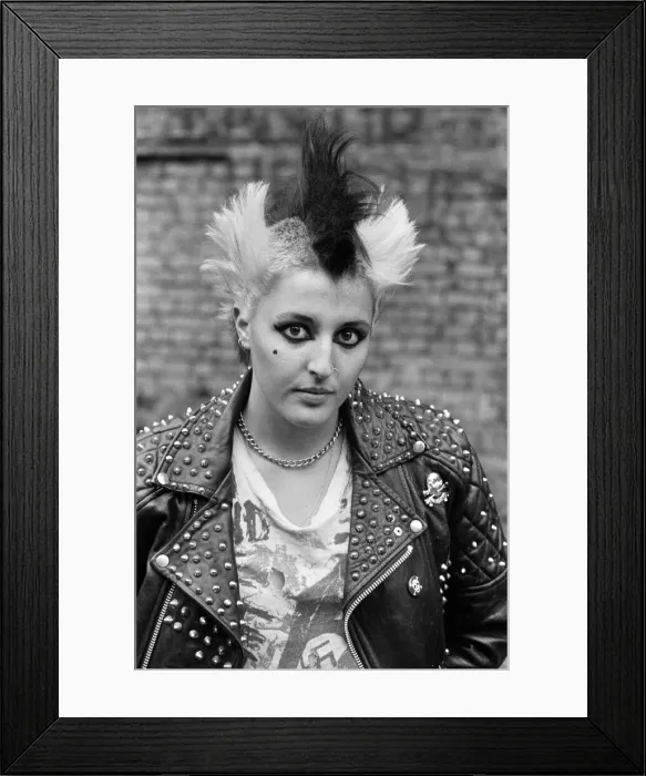 Framed Print : 17-year-old punk Saroj Nelson at home in North London. 19th July 1981 Framed Print : 17-year-old punk Saroj Nelson at home in North London. 19th July 1981