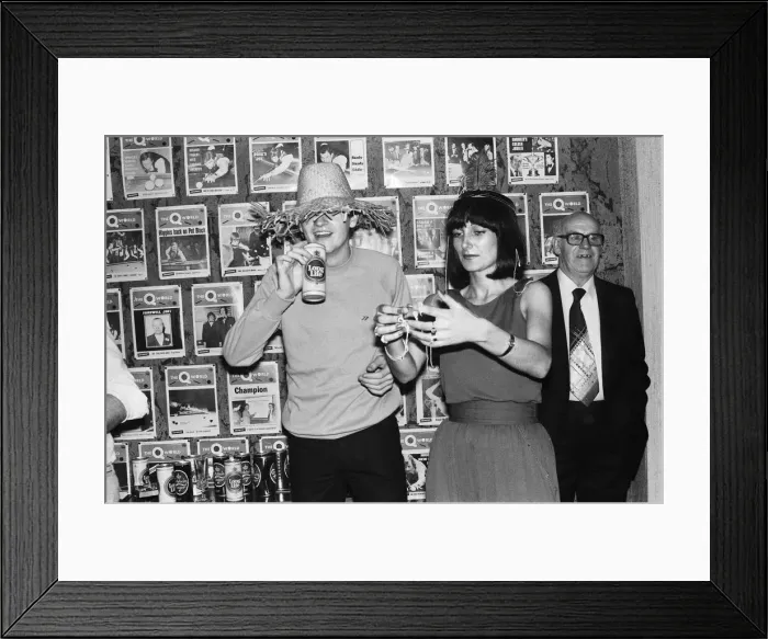 Framed Print : Snooker player Steve Davis letting his hair down wearing a straw hat and having a beer Framed Print : Snooker player Steve Davis letting his hair down wearing a straw hat and having a beer