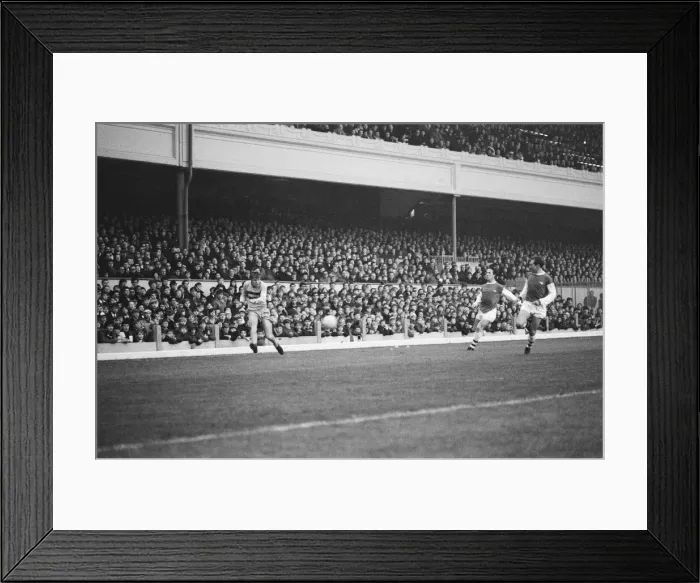 Framed Print : Arsenal 0 - West Ham 0 Harry Redknapp on the right wing for West Ham Framed Print : Arsenal 0 - West Ham 0 Harry Redknapp on the right wing for West Ham