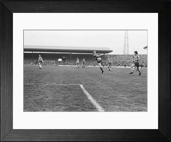 Framed Print : Middlesbrough v Sheffield Wednesday, Old Division League two match at Ayresome Park Framed Print : Middlesbrough v Sheffield Wednesday, Old Division League two match at Ayresome Park