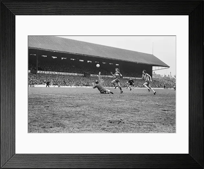Framed Print : Middlesbrough v Sheffield Wednesday, Old Division League two match at Ayresome Park Framed Print : Middlesbrough v Sheffield Wednesday, Old Division League two match at Ayresome Park