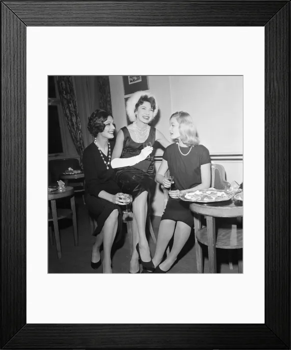 Framed Print : International Models gather at The Savoy Hotel, London, for the launch of the new edition Framed Print : International Models gather at The Savoy Hotel, London, for the launch of the new edition