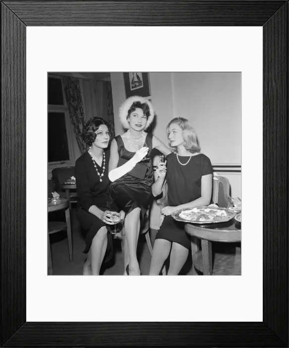 Framed Print : International Models gather at The Savoy Hotel, London, for the launch of the new edition Framed Print : International Models gather at The Savoy Hotel, London, for the launch of the new edition