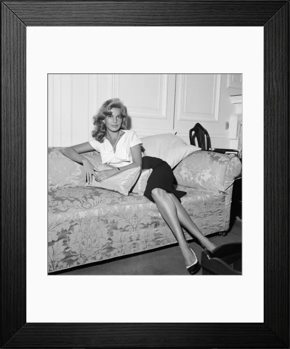 Framed Print : Abbe Lane, American singer and actress, in the UK to make a film for television Framed Print : Abbe Lane, American singer and actress, in the UK to make a film for television