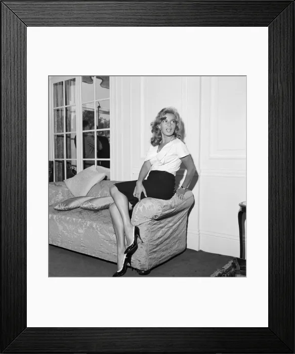 Framed Print : Abbe Lane, American singer and actress, in the UK to make a film for television Framed Print : Abbe Lane, American singer and actress, in the UK to make a film for television