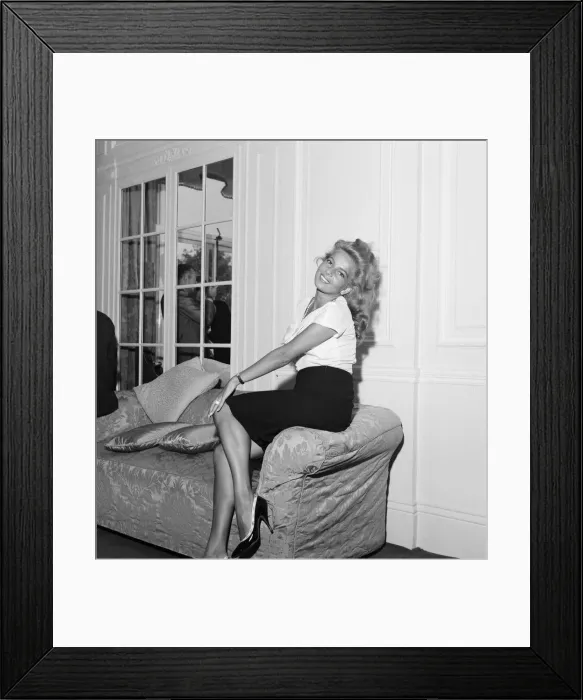Framed Print : Abbe Lane, American singer and actress, in the UK to make a film for television Framed Print : Abbe Lane, American singer and actress, in the UK to make a film for television