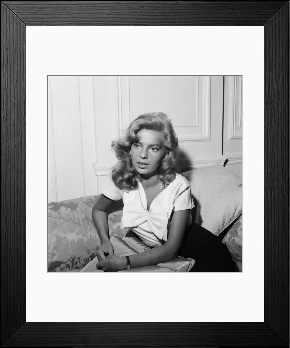 Framed Print : Abbe Lane, American singer and actress, in the UK to make a film for television Framed Print : Abbe Lane, American singer and actress, in the UK to make a film for television