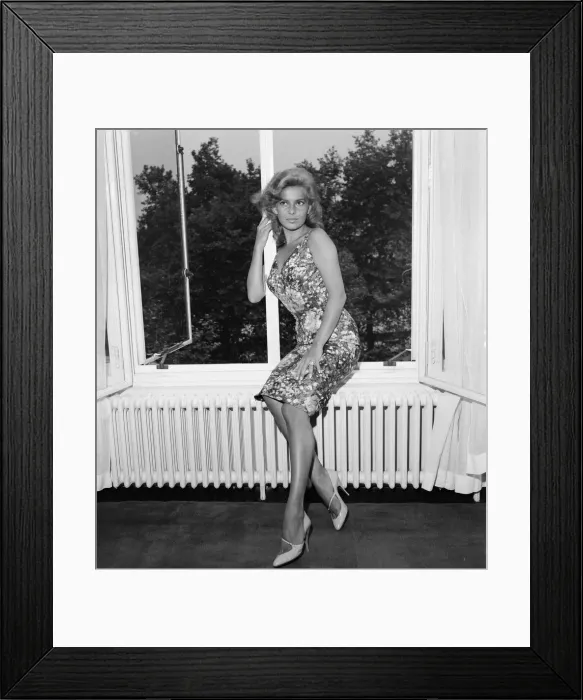 Framed Print : Abbe Lane, American singer and actress, in the UK to make a film for television Framed Print : Abbe Lane, American singer and actress, in the UK to make a film for television