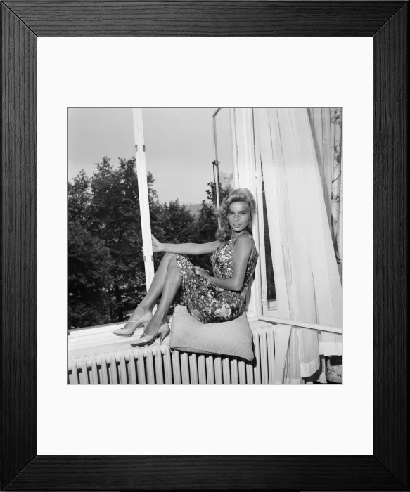 Framed Print : Abbe Lane, American singer and actress, in the UK to make a film for television Framed Print : Abbe Lane, American singer and actress, in the UK to make a film for television