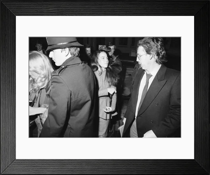 Framed Print : Koo Stark, Actress, outside flat in Abingdon Road, Kensington, London Framed Print : Koo Stark, Actress, outside flat in Abingdon Road, Kensington, London