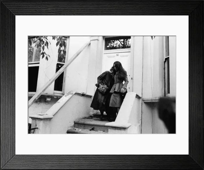 Framed Print : Koo Stark, Actress, leaves flat where she has recently been staying Framed Print : Koo Stark, Actress, leaves flat where she has recently been staying