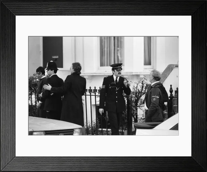 Framed Print : Press outside flat in Abingdon Road, Kensington, London, where Koo Stark, Actress Framed Print : Press outside flat in Abingdon Road, Kensington, London, where Koo Stark, Actress