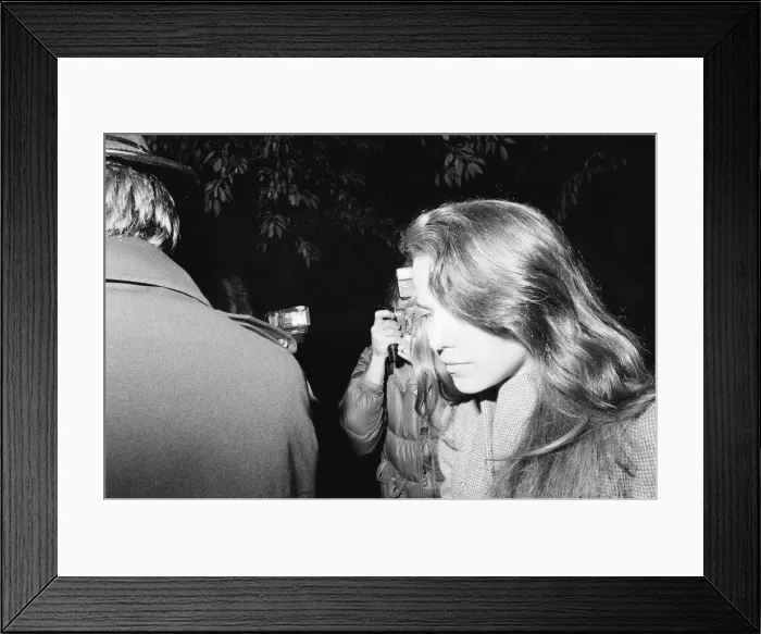 Framed Print : Koo Stark, Actress, outside flat in Abingdon Road, Kensington, London Framed Print : Koo Stark, Actress, outside flat in Abingdon Road, Kensington, London