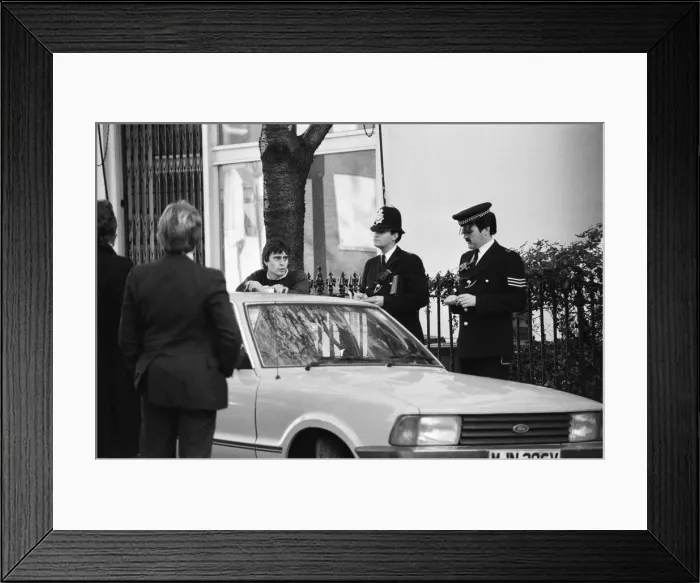 Framed Print : Press outside flat in Abingdon Road, Kensington, London, where Koo Stark, Actress Framed Print : Press outside flat in Abingdon Road, Kensington, London, where Koo Stark, Actress